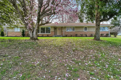 101 W Lake Cir, Dickson, TN 37055