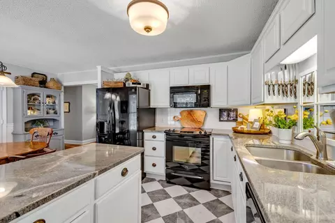 Kitchen - 560 Foxfire Ct, Murfreesboro, TN 37129 photo 6 of 7