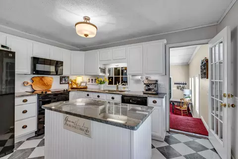 Kitchen - 560 Foxfire Ct, Murfreesboro, TN 37129 photo 2 of 7