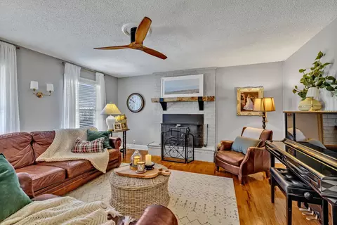 Living - 560 Foxfire Ct, Murfreesboro, TN 37129 photo 5 of 14