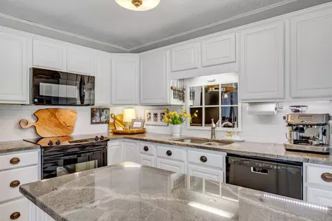 Kitchen - 560 Foxfire Ct, Murfreesboro, TN 37129 photo 3 of 7