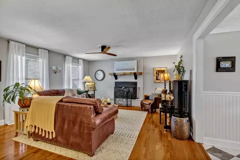 Living - 560 Foxfire Ct, Murfreesboro, TN 37129 photo 4 of 14