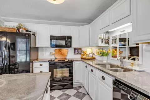 Kitchen - 560 Foxfire Ct, Murfreesboro, TN 37129 photo 5 of 7