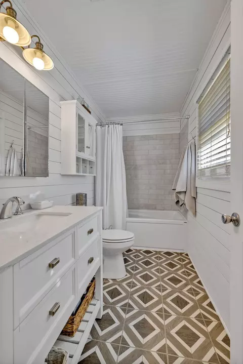 Bath - 560 Foxfire Ct, Murfreesboro, TN 37129 photo 2 of 7