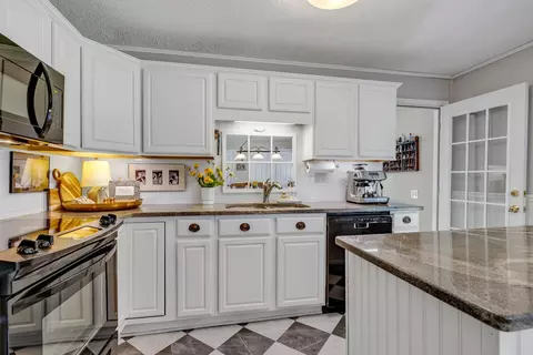 Kitchen - 560 Foxfire Ct, Murfreesboro, TN 37129 photo 4 of 7