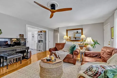 Living - 560 Foxfire Ct, Murfreesboro, TN 37129 photo 8 of 14