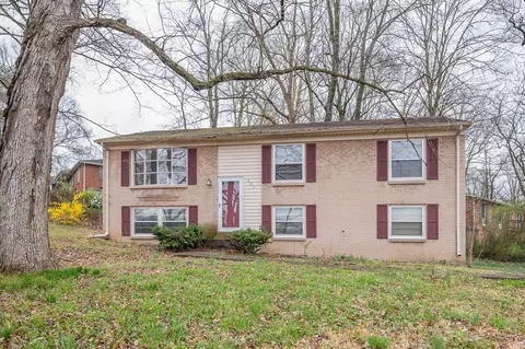 202 Robin Hood Dr, Clarksville, TN 37042