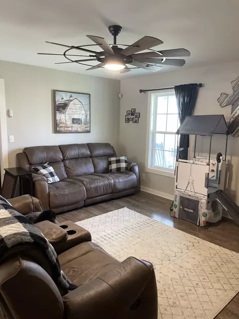 Living - 3716 Baggett Rd, Springfield, TN 37172 photo 3 of 4