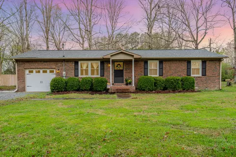 5 Shadetree Ln, Fayetteville, TN 37334