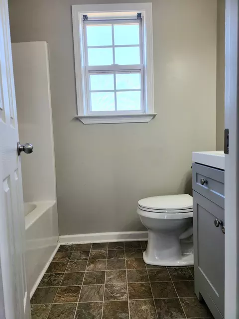 Bath - 419 Berry Cir, Springfield, TN 37172 photo 2 of 4