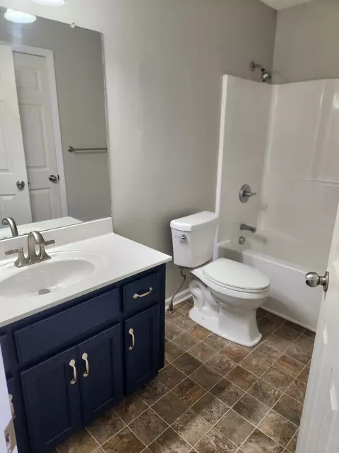 Bath - 419 Berry Cir, Springfield, TN 37172 photo 3 of 4