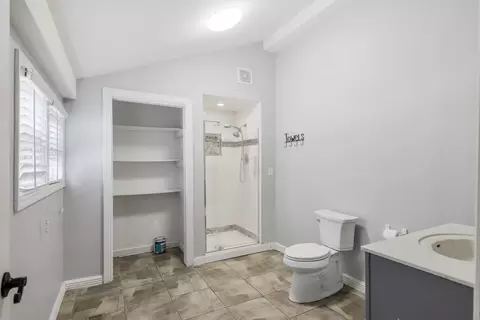 Bath - 500 5th Ave E, Springfield, TN 37172 photo 2 of 3