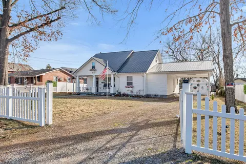 102 Elm St W, Ashland City, TN 37015