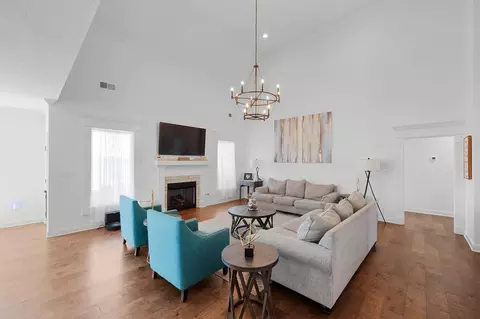Living - 72 Lancaster Cv, Jackson, TN 38305 photo 3 of 4