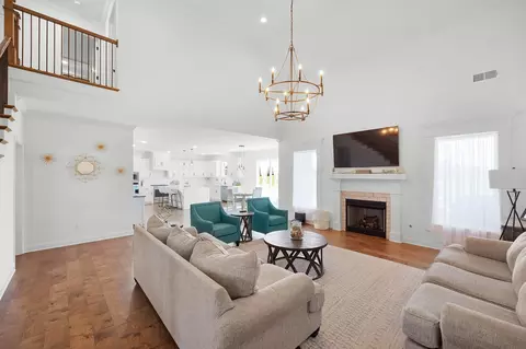 Living - 72 Lancaster Cv, Jackson, TN 38305 photo 2 of 4
