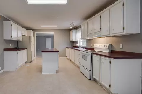 Kitchen - 1107 Hickory Pointe, Dickson, TN 37055 photo 4 of 6