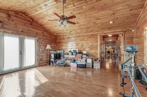 Living - 6743 Bethlehem Rd, Springfield, TN 37172 photo 6 of 6
