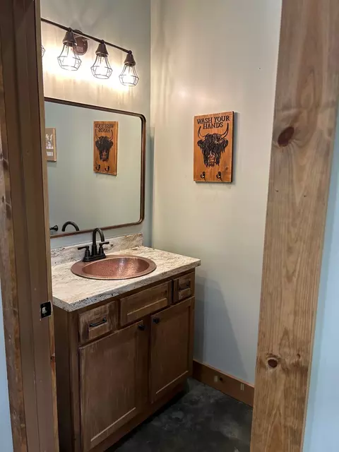 Bath - 850 Southside Rd, Cunningham, TN 37052 photo 1 of 5