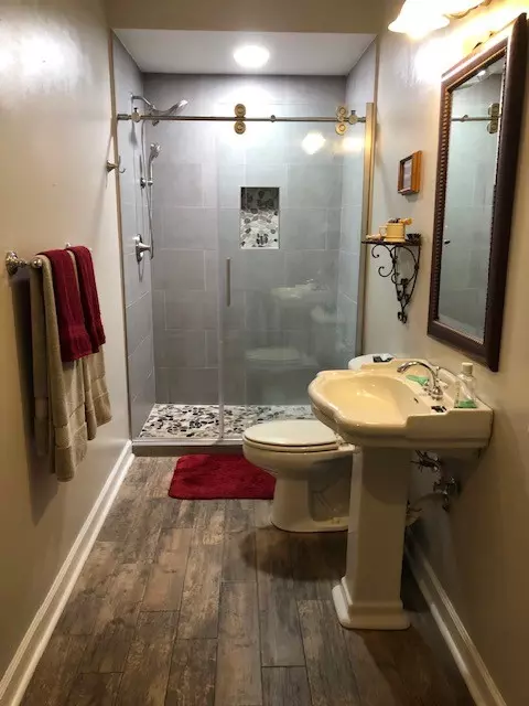Bath - 2073 Dade Cir, Dickson, TN 37055 photo 1 of 6