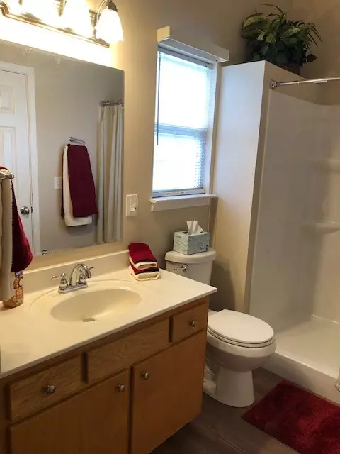 Bath - 2073 Dade Cir, Dickson, TN 37055 photo 2 of 6