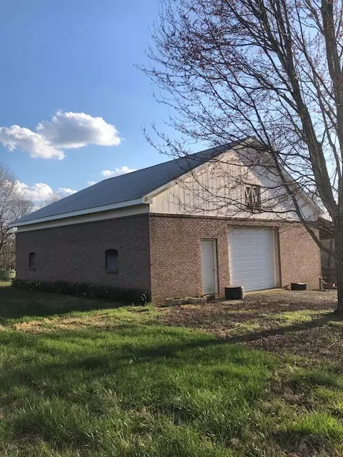 Exterior - 2073 Dade Cir, Dickson, TN 37055 photo 4 of 6