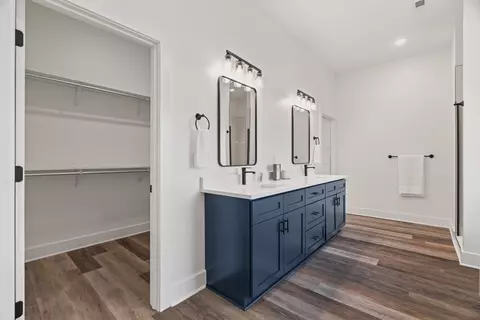 Bath - 656 E Piney Rd, Dickson, TN 37055 photo 1 of 10