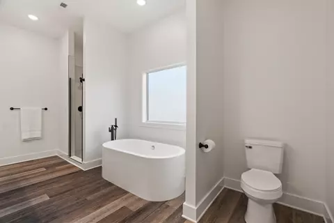 Bath - 656 E Piney Rd, Dickson, TN 37055 photo 3 of 10