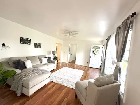 Living - 809 Forrest Rd, Pulaski, TN 38478 photo 3 of 4