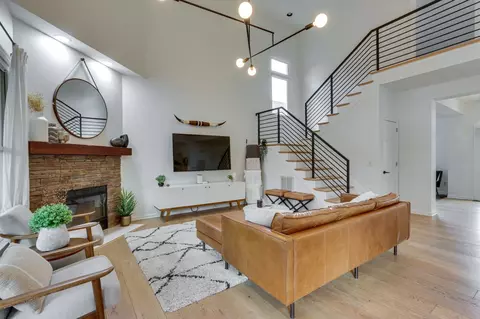 Living - 520 Caselton Ct, Franklin, TN 37069 photo 2 of 4