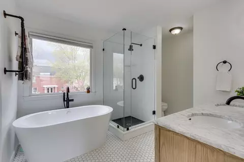Bath - 520 Caselton Ct, Franklin, TN 37069 photo 2 of 5
