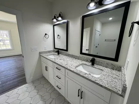 Bath - 103 Laurel Hills Ct, Dickson, TN 37055 photo 2 of 5
