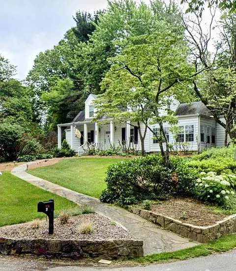 201 W Brow, Lookout Mountain, TN 37350