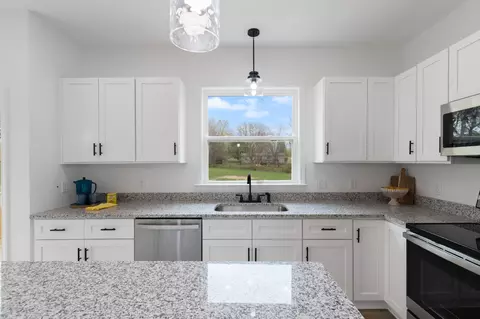 Kitchen - 103 Silver Leaf Cir, Dickson, TN 37055 photo 4 of 9