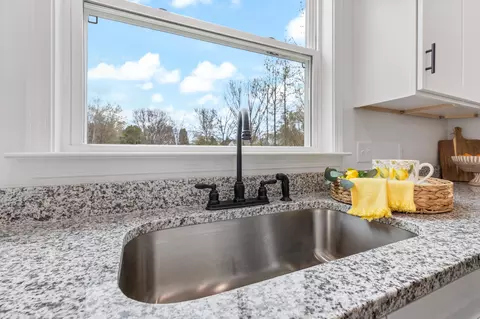 Kitchen - 103 Silver Leaf Cir, Dickson, TN 37055 photo 8 of 9