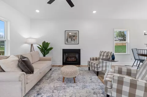 Living - 103 Silver Leaf Cir, Dickson, TN 37055 photo 2 of 5