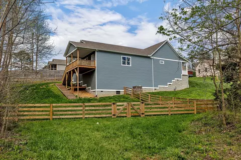 Exterior - 1020 Stonebrook Dr, Dickson, TN 37055 photo 7 of 13
