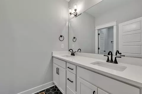 Bath - 1020 Stonebrook Dr, Dickson, TN 37055 photo 3 of 5
