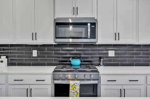 Kitchen - 1020 Stonebrook Dr, Dickson, TN 37055 photo 4 of 8
