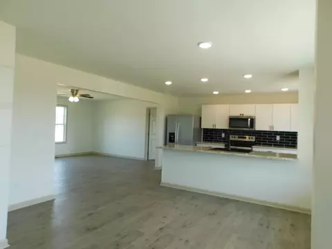 Living - 640 Hurt Loop, Mcewen, TN 37101 photo 1 of 2