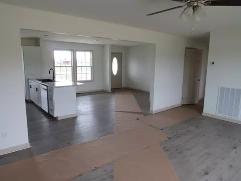 Living - 640 Hurt Loop, Mcewen, TN 37101 photo 2 of 2