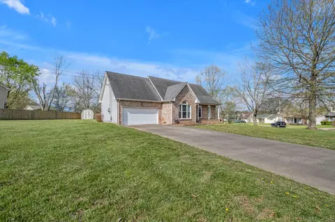 180 Kings Deer Dr, Clarksville, TN 37042