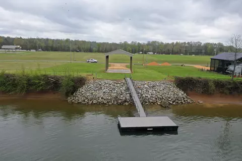 693 River Front Dr, Clifton, TN 38425