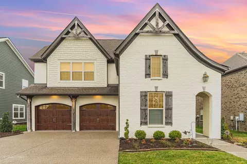 450 Carriage House Ln, Hendersonville, TN 37075