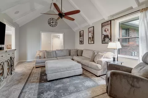 Living - 2101 Masters Dr, Springfield, TN 37172 photo 2 of 3