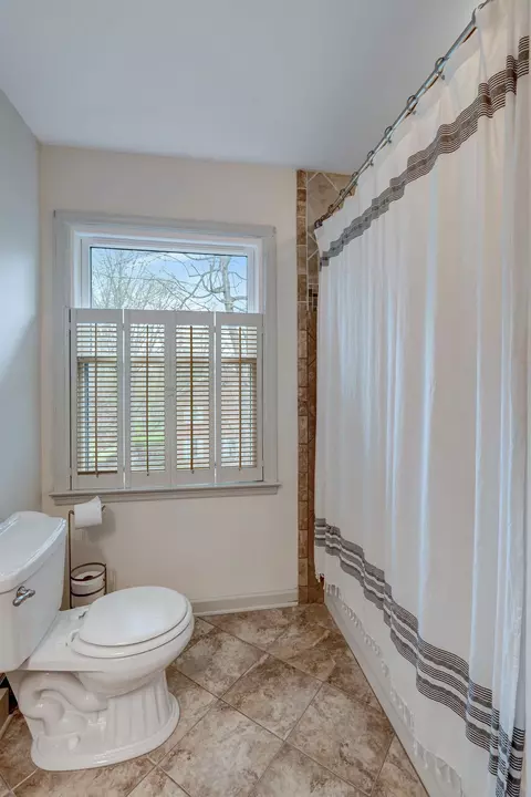 Bath - 2101 Masters Dr, Springfield, TN 37172 photo 4 of 6