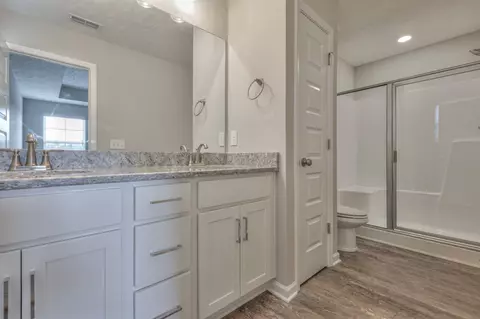 Bath - 1844 Bethpage Dr, Murfreesboro, TN 37127 photo 1 of 3