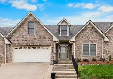 406 Country Club Ct, Clarksville, TN 37043