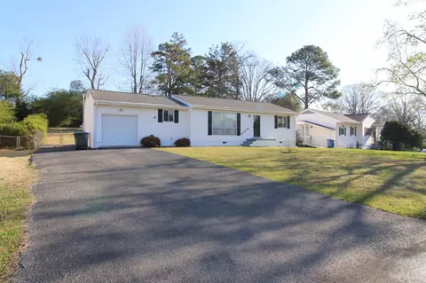 1205 Echo Dr, Hixson, TN 37343