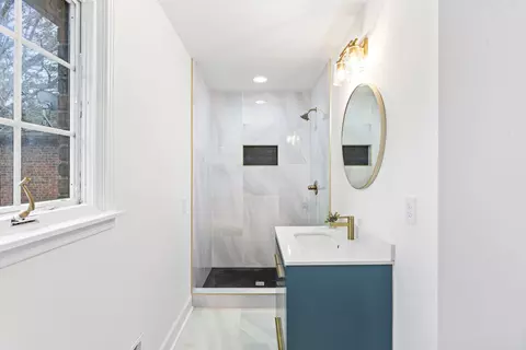 Bath - 1710 Dover St, Murfreesboro, TN 37130 photo 5 of 5