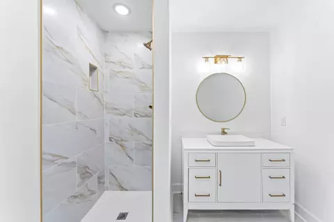 Bath - 1710 Dover St, Murfreesboro, TN 37130 photo 2 of 5
